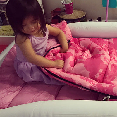 Mom Discovers a Clever Baby Travel Hack Using A Pet Bed and Inflatable  Pillow (Video)